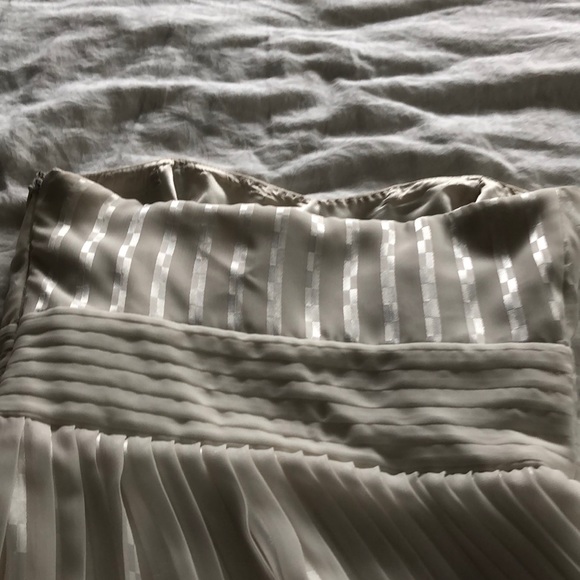 Dress white. - Picture 2 of 4